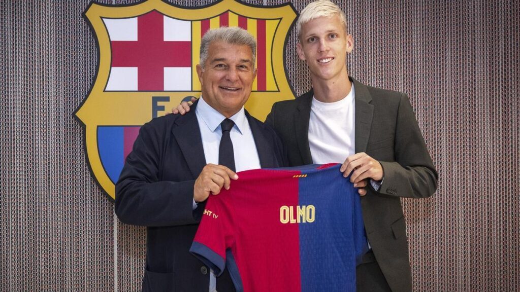 Joan Laporta y Dani Olmo, en las oficinas del Camp Nou tras firmar el acuerdo hasta el 2030.