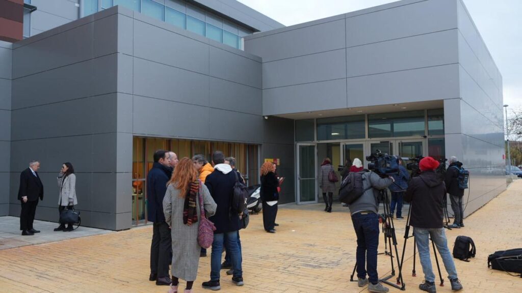 Los periodistas, a las puertas del juzgado.