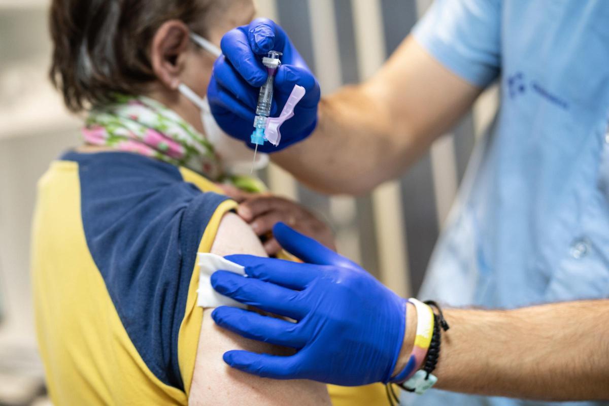Archive - Une personne reçoit un vaccin contre la grippe dans un centre de santé de Vitoria