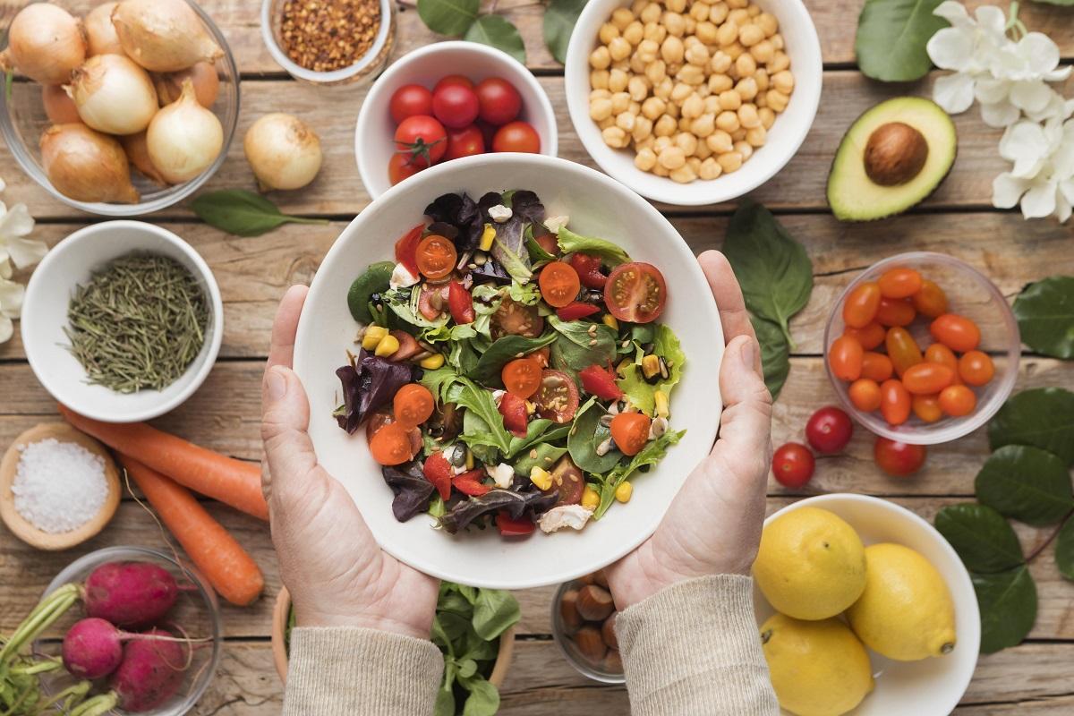 Suivre une alimentation équilibrée améliore le microbiote intestinal.