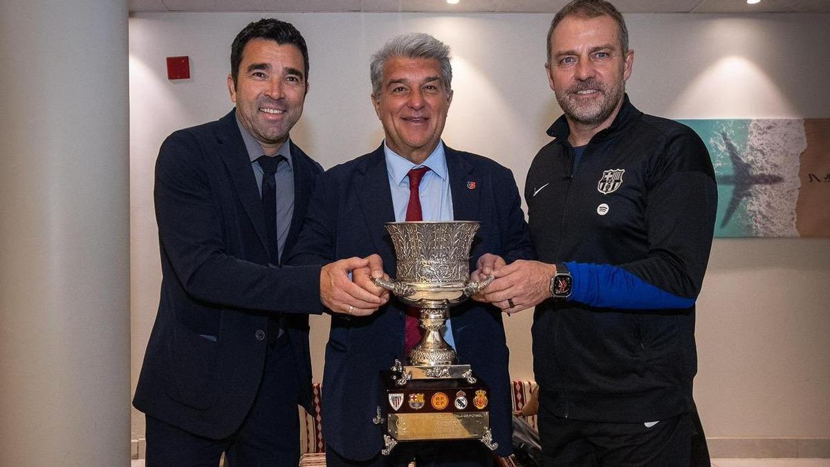 Deco, Laporta et Flick posent avec la Super Coupe d'Espagne.