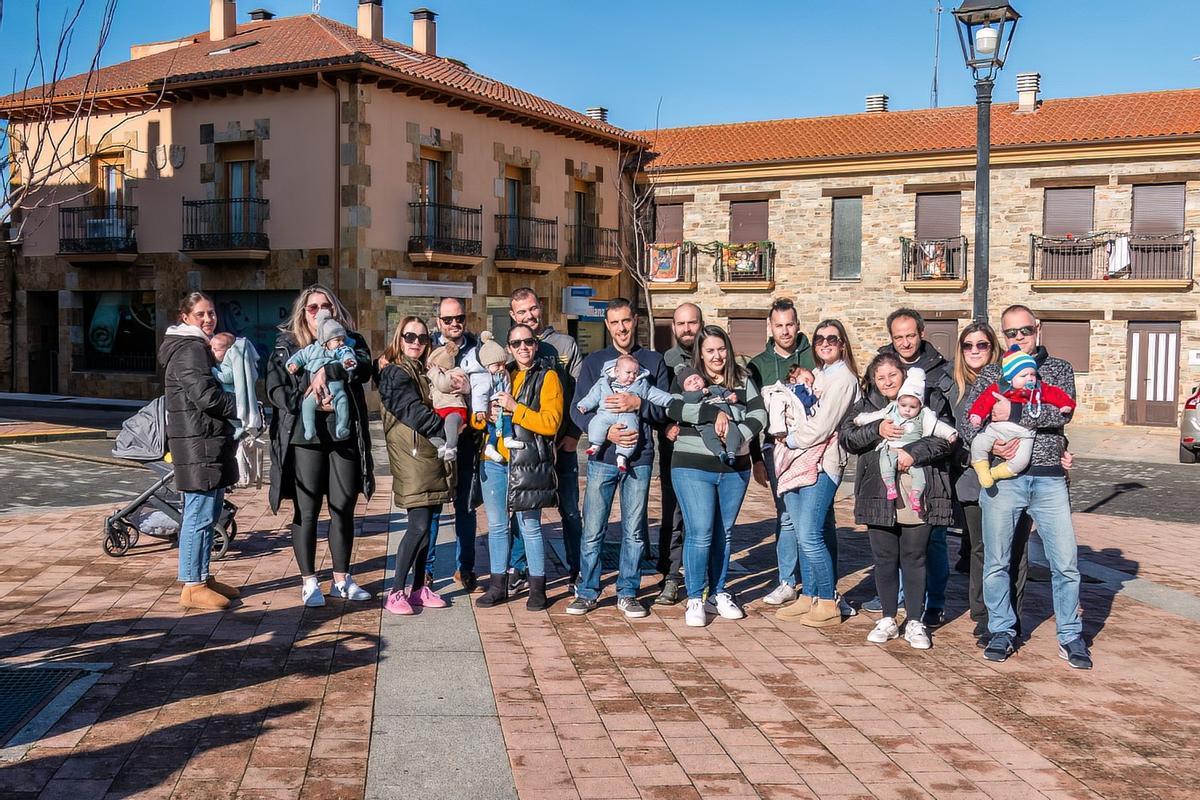 Les parents posent avec les derniers enfants nés dans la ville de Tábara