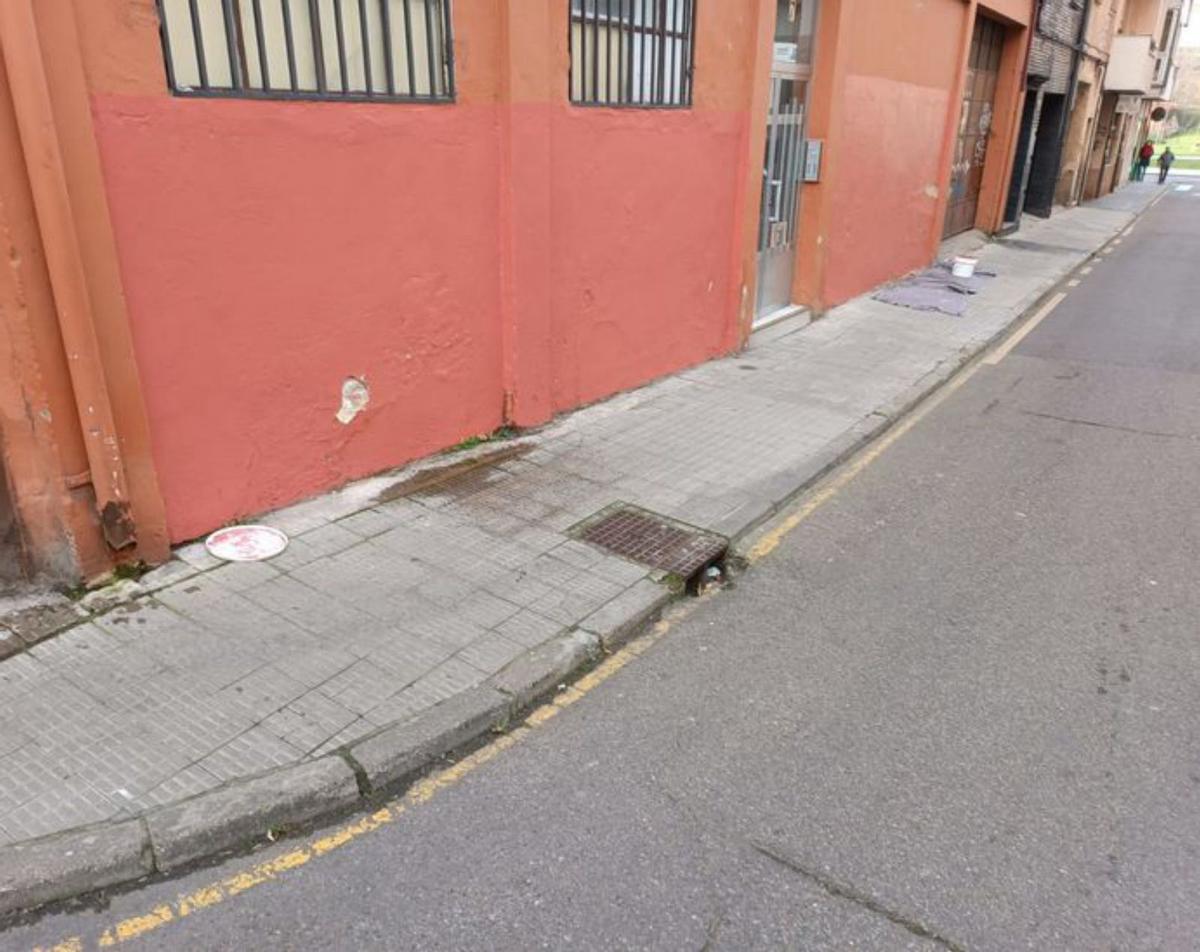Une des dernières interventions du service municipal pour enlever les graffitis de la voie publique.