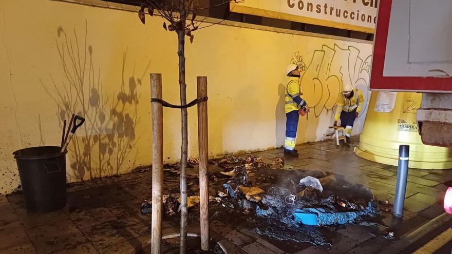 Contenedor quemado las pasadas fiestas navideñas en la calle Traviesa, en la zona centro de la ciudad.