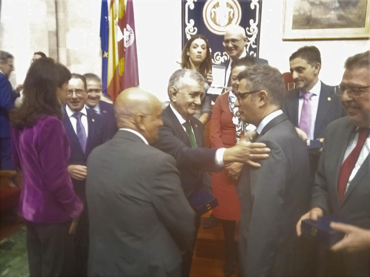 Le président du Collège des Diplômés Sociaux s'entretient avec le Ministre de la Justice à la fin de l'événement.