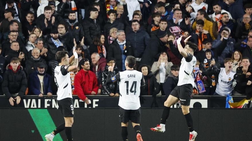 1-0. El Valencia resiste y deja de ser colista ante la Real
