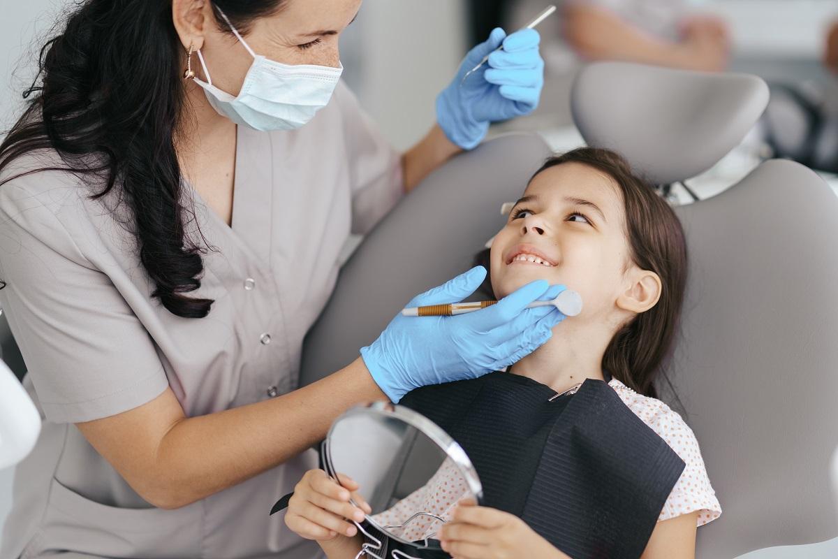 La principale raison pour laquelle les enfants vont chez le dentiste en Espagne sont les caries.