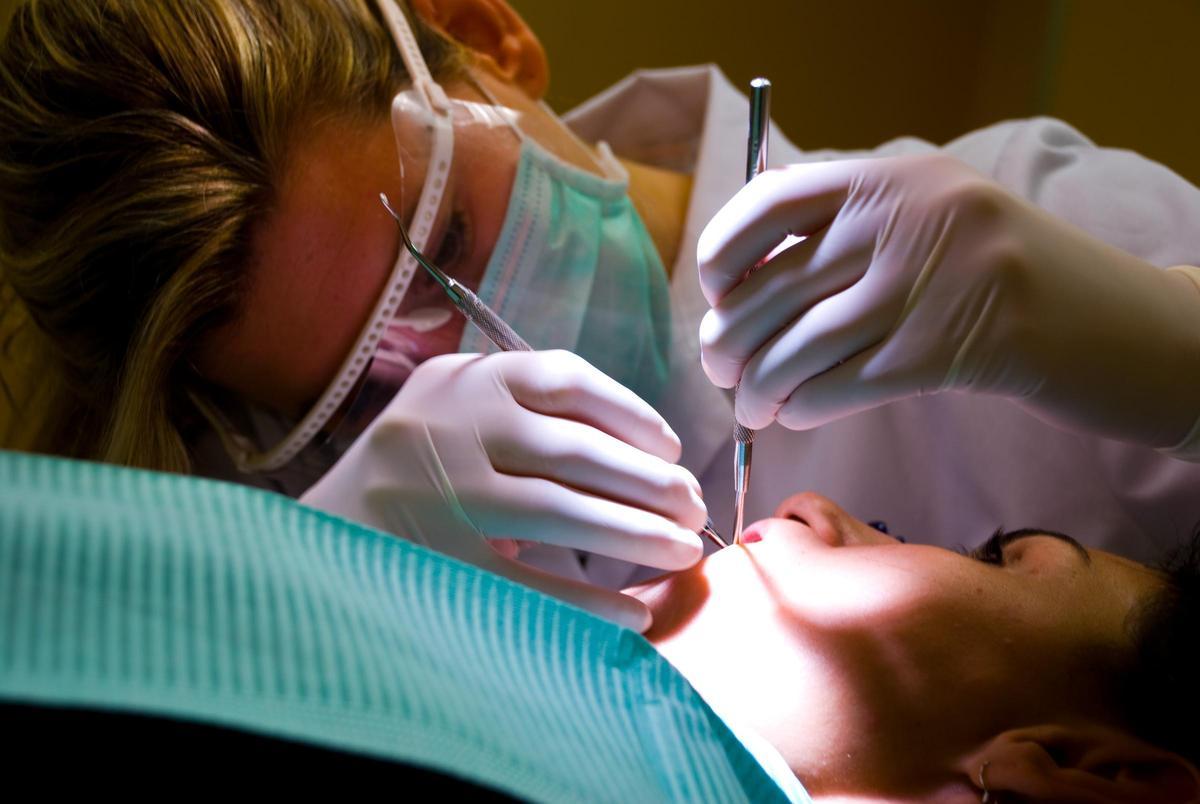 Un dentiste examine un patient.