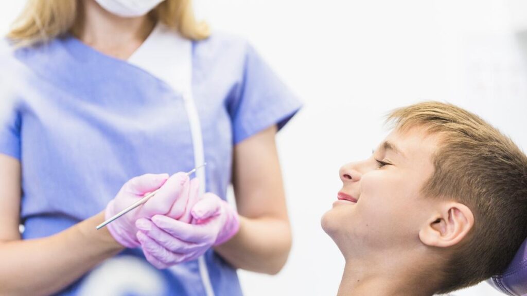 El miedo al dentista de los niños es habitual, pero se puede solucionar con el refuerzo positivo