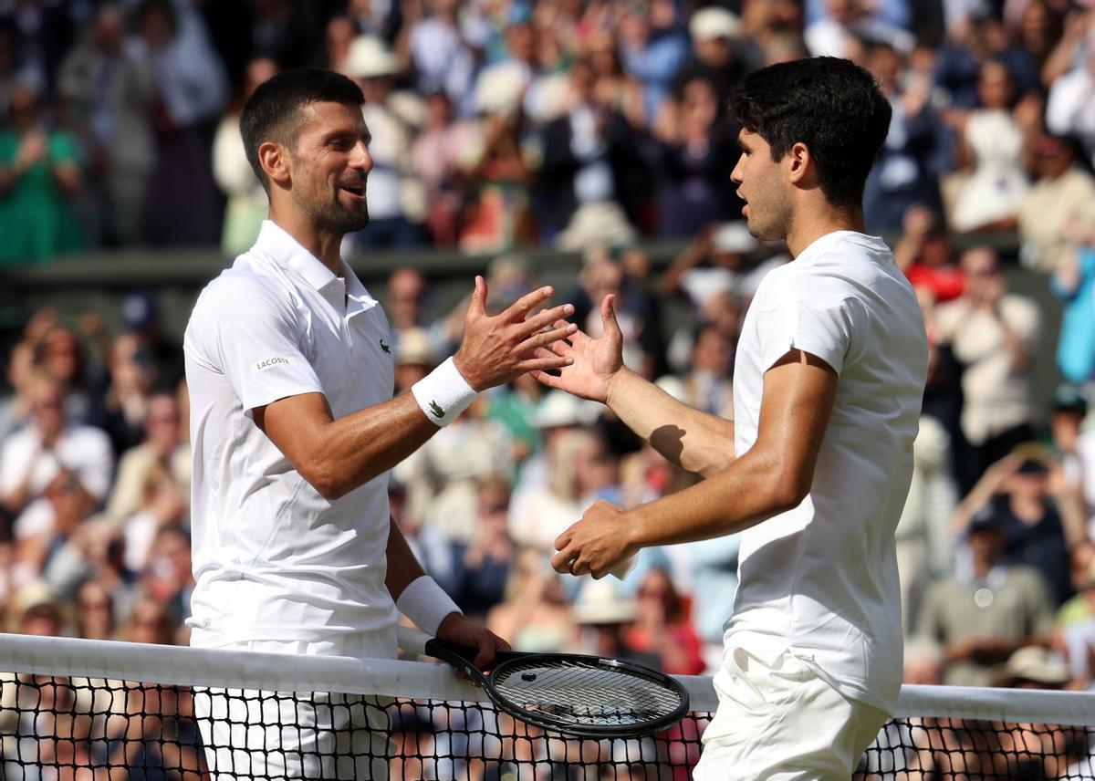 Carlos Alcaraz et Novak Djokovic participent à la finale olympique de tennis.
