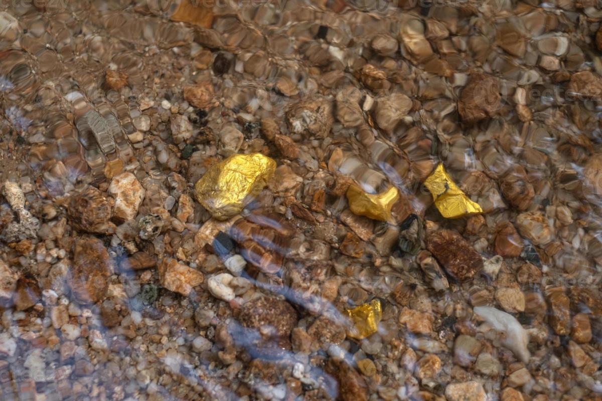 Des pépites d'or dans un ruisseau