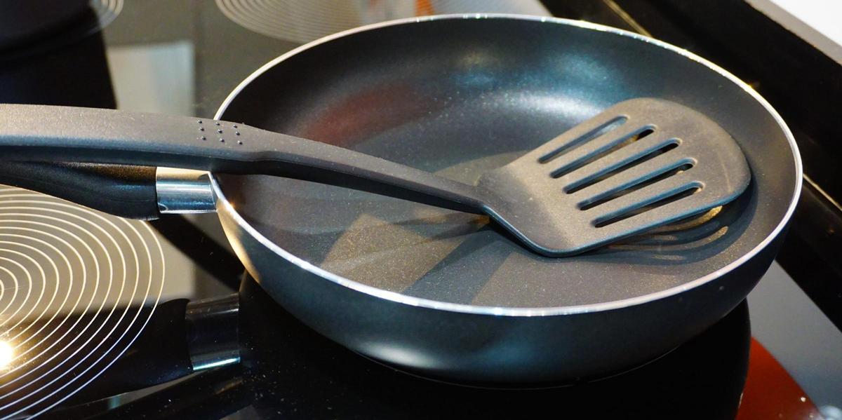 Casseroles et autres ustensiles de cuisine, qui contiennent souvent des PFAS