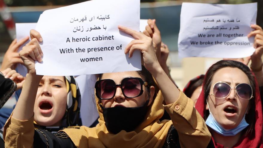 Mujeres afganas detenidas por la policía en Pakistán para ser deportadas a Afganistán