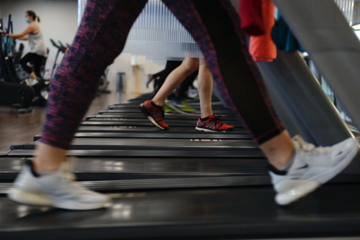 Les adolescents prennent le gymnase: entre le sport et le culte du corps