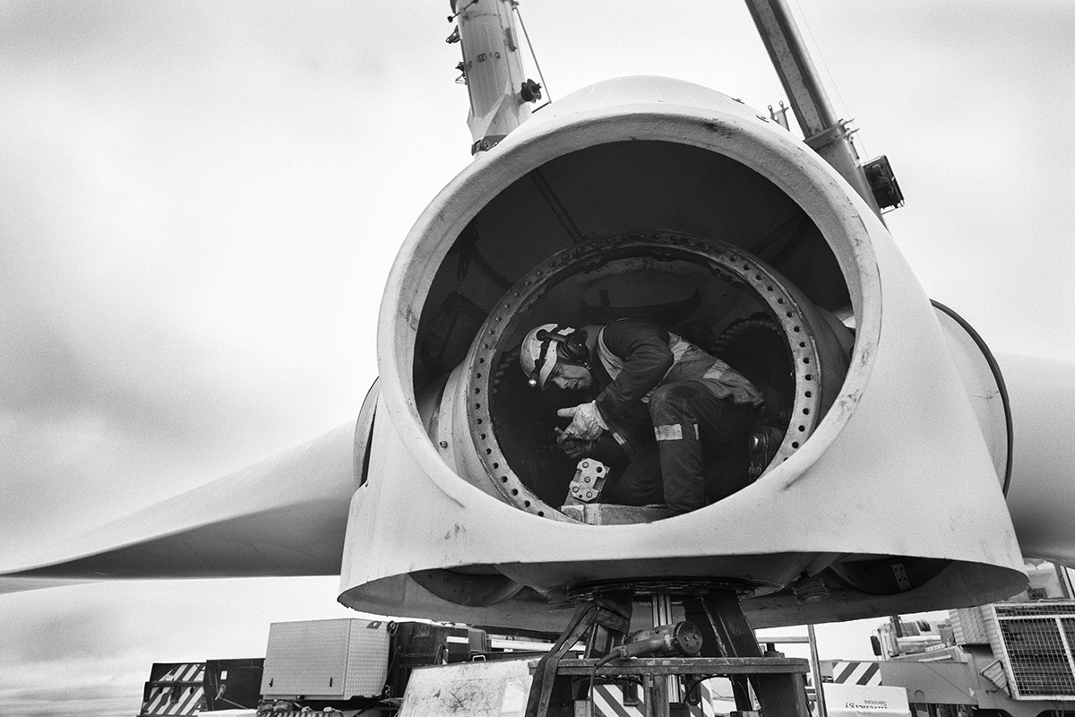 Opérateurs travaillant au démontage du rotor de l'une des éoliennes du parc éolien d'Aldeavieja.