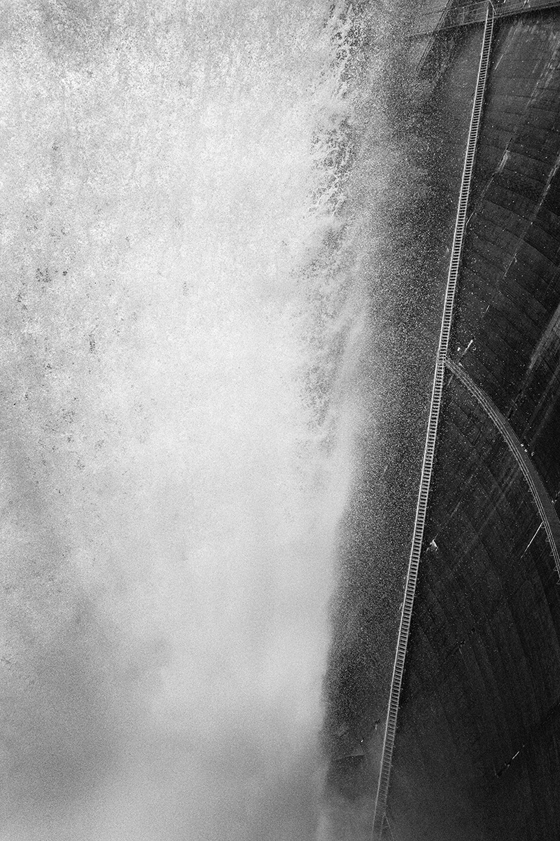 Chute d'eau au barrage d'Eume, qui contribue à abaisser le niveau du barrage et à tirer le meilleur parti de la production d'énergie électrique.