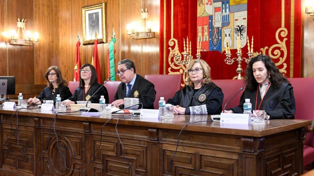 Sanz Orejudo preside el acto de la fiesta de los abogados, flanqueado por Ana Martín y Esther Gonzalez (Audiencia de Zamora).