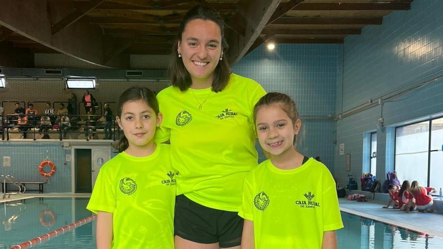 Las dos pequeñas del Dragones, con su entrenadora Mirella