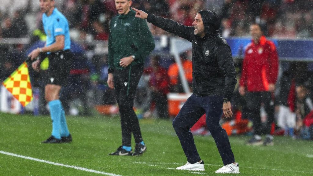 Hansi Flick, bajo la lluvia durante el Benfica-Barça en el Estadio Da Luz de Lisboa.