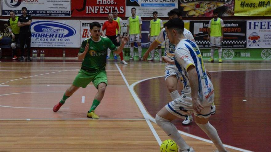 Un momento del encuentro entre Atlético Benavente y Albense.