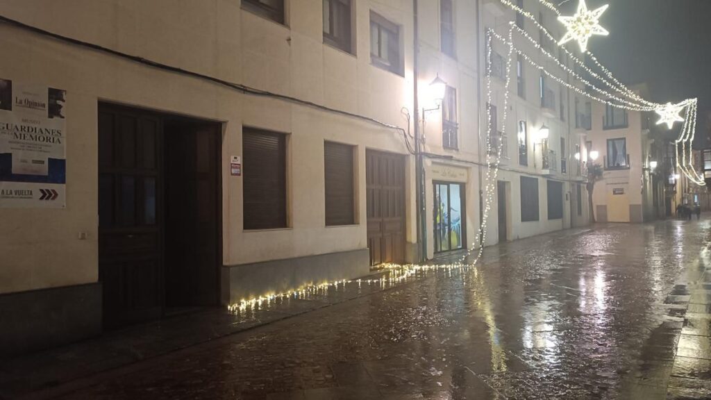 La hilera de las luces de Navidad derribada por el viento en la Rúa de los Francos.