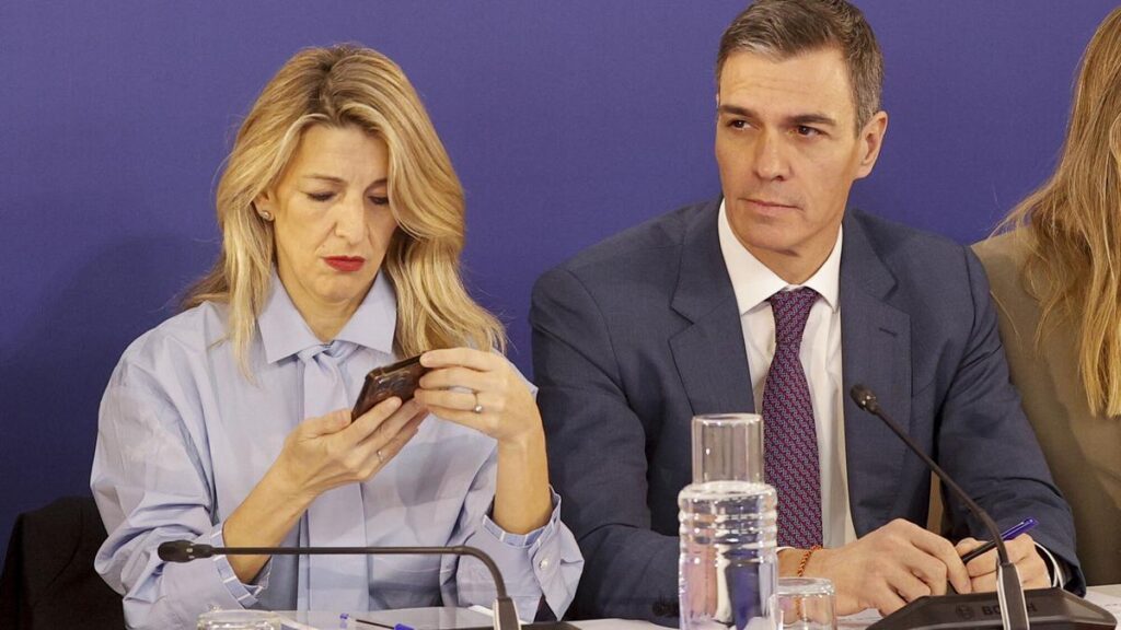 El presidente del Gobierno, Pedro Sánchez, junto a la vicepresidenta segunda y ministra de Trabajo y Economía Social, Yolanda Díaz, este jueves en la reunión interministerial en Comunidad Valenciana.