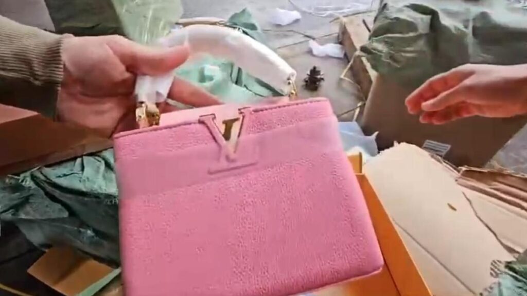 Interceptado en el puerto de Algeciras un contenedor con más de 5.000 prendas falsificadas