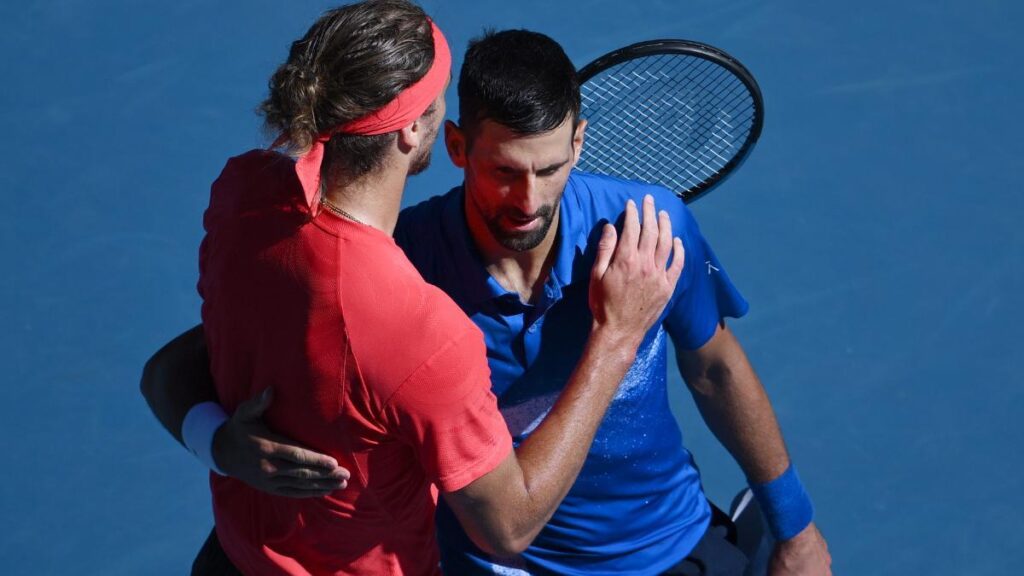 Djokovic saluda a Zverev tras retirarse en las semifinales