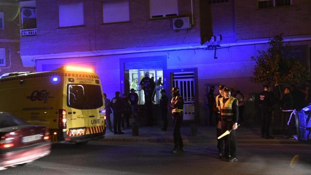 Una ambulancia y efectivos de la Policía Local en el lugar de los hechos.