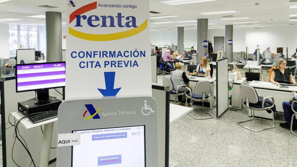 Archivo - Varias personas son atendidas en la Agencia Tributaria para presentar la declaración de la renta correspondiente al ejercicio de 2022, en la Administración de Hacienda de Montalbán, a 1 de junio de 2023, en Madrid (España).