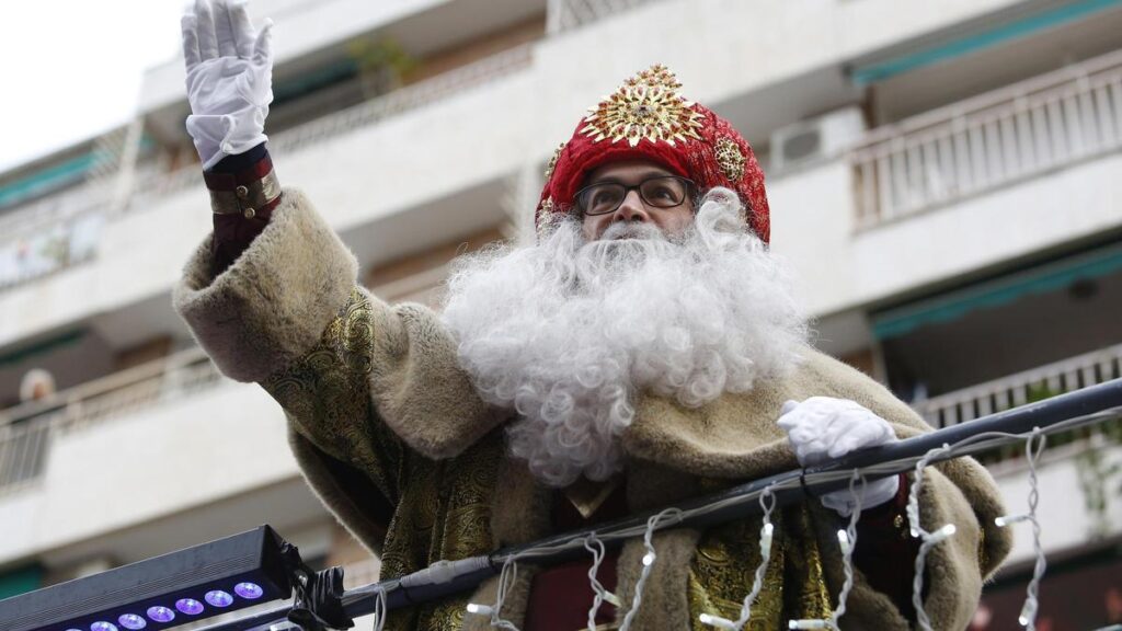 Rey Melchor durante la Cabalgata de los Reyes Magos de Granada.