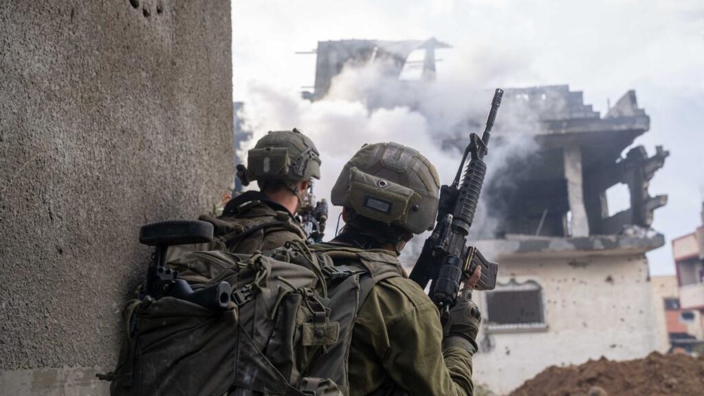 Tropas israelíes durante una operación en la zona de Beit Hanoun, en Gaza, el pasado 12 de enero.
