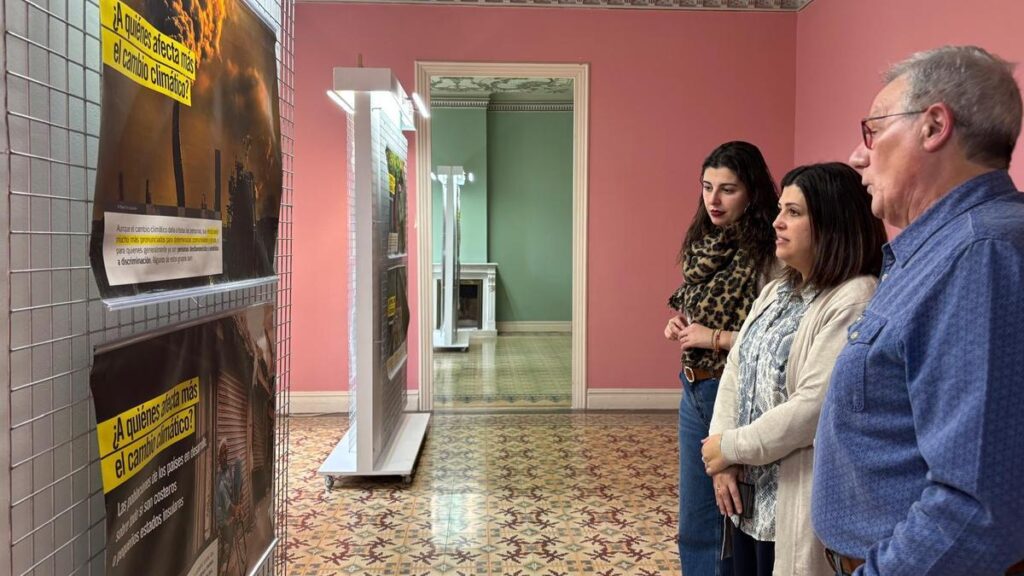 La muestra ha sido inaugurada por la alcaldesa, Beatriz Asensio, la concejala de Cultura, Mercedes Benítez, y el responsables de Amnistía Internacional, Francisco Estravis.