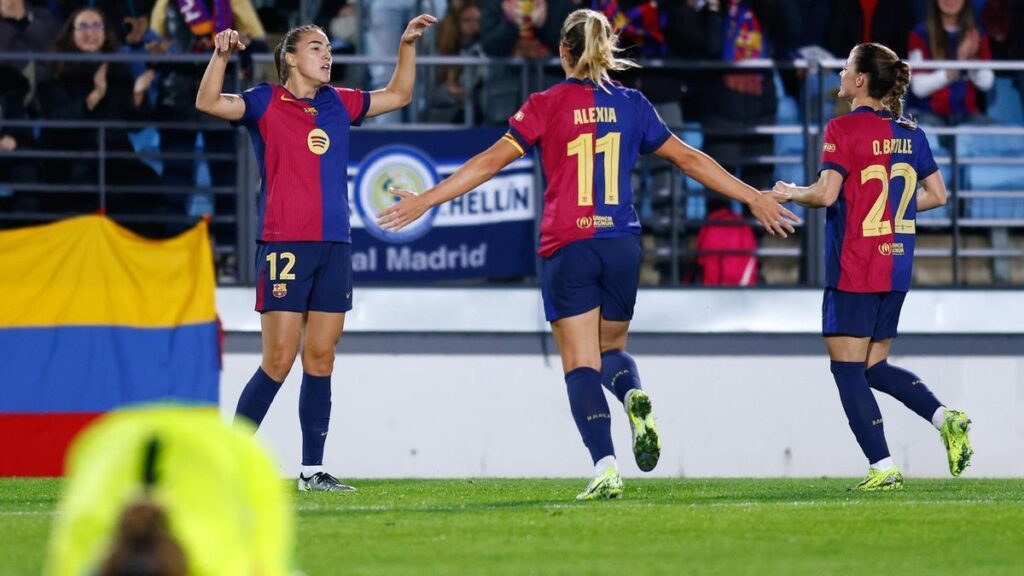 Patri Guijarro celebra un gol junto a Alexia.
