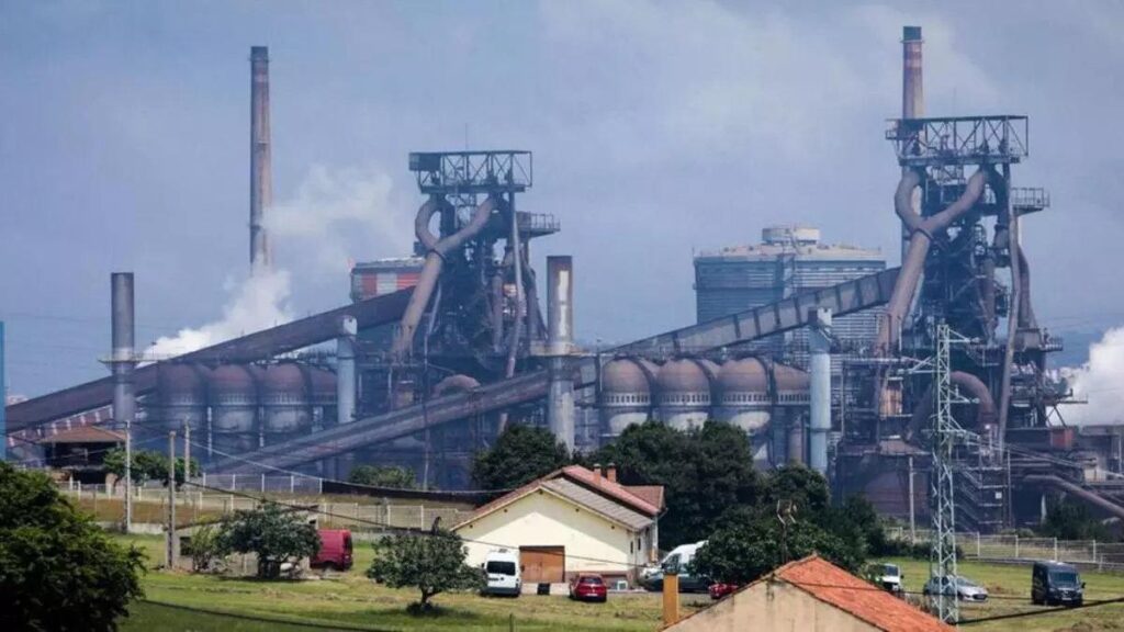 Cabecera siderúrgica de ArcelorMittal en Gijón.