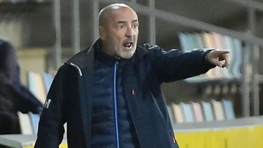 Juan Sabas da indicaciones a sus jugadores.
