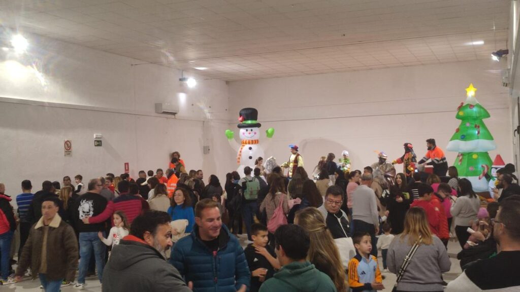 Los Reyes Magos de Oriente comienzan a repartir ilusión en Villaralbo