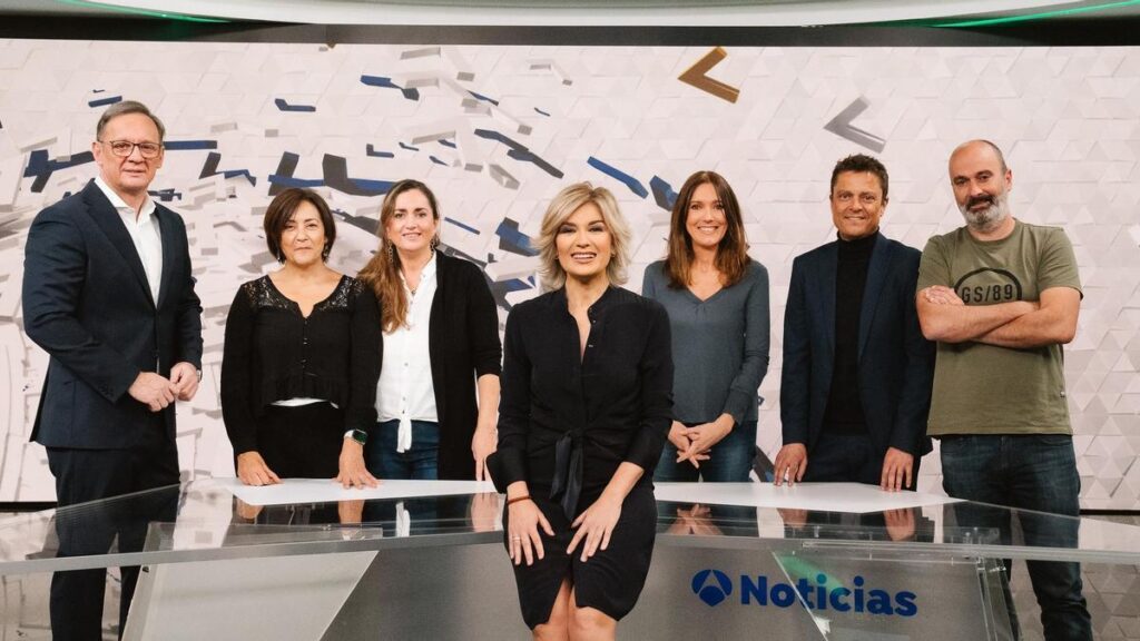 La directora y presentadora del informativo de Antena 3 Noticias, Sandra Golpe (en primer término), junto a su equipo de edición: de izda. a dcha.: Teo Hibernón, Esther Malagón, María Pérez Laya, María José Zamora, Javier Gallego y Miguel Sayagués.