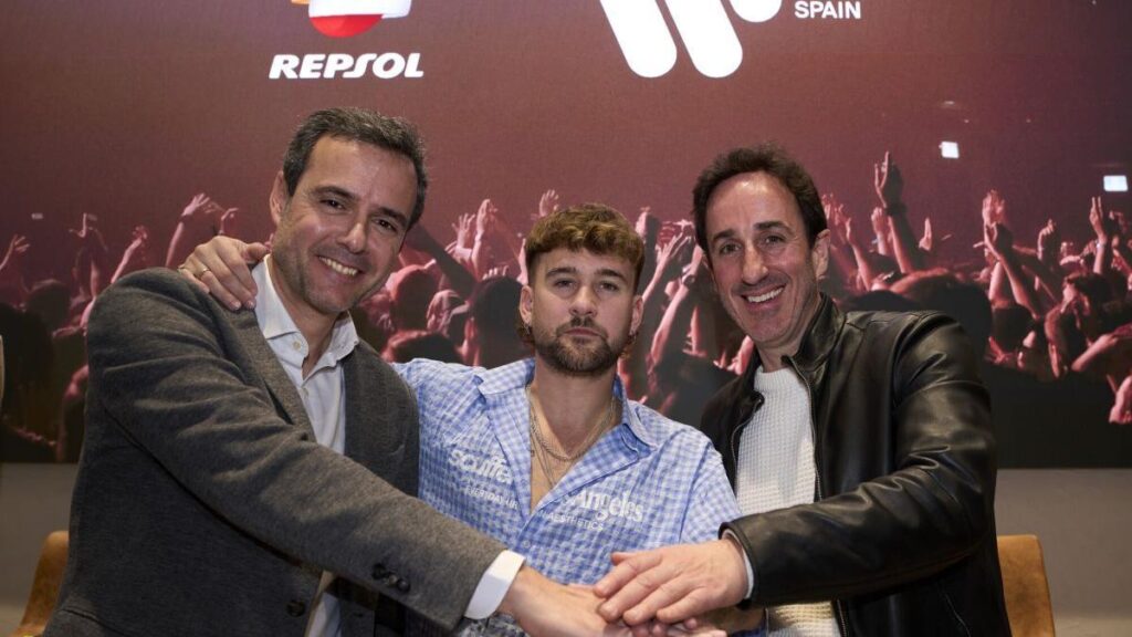 De izquierda a derecha: Marcos Fraga, director de Comunicación y Marca de Repsol; Dani Fernández, y Guillermo González, presidente de Warner Music Spain.