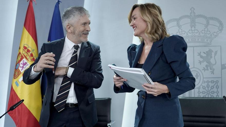 La portavoz del Gobierno, Pilar Alegría, y el ministro de Interior, Fernando Grande-Marlaska, antes de comparecer en rueda de prensa tras el Consejo de Ministros este martes.