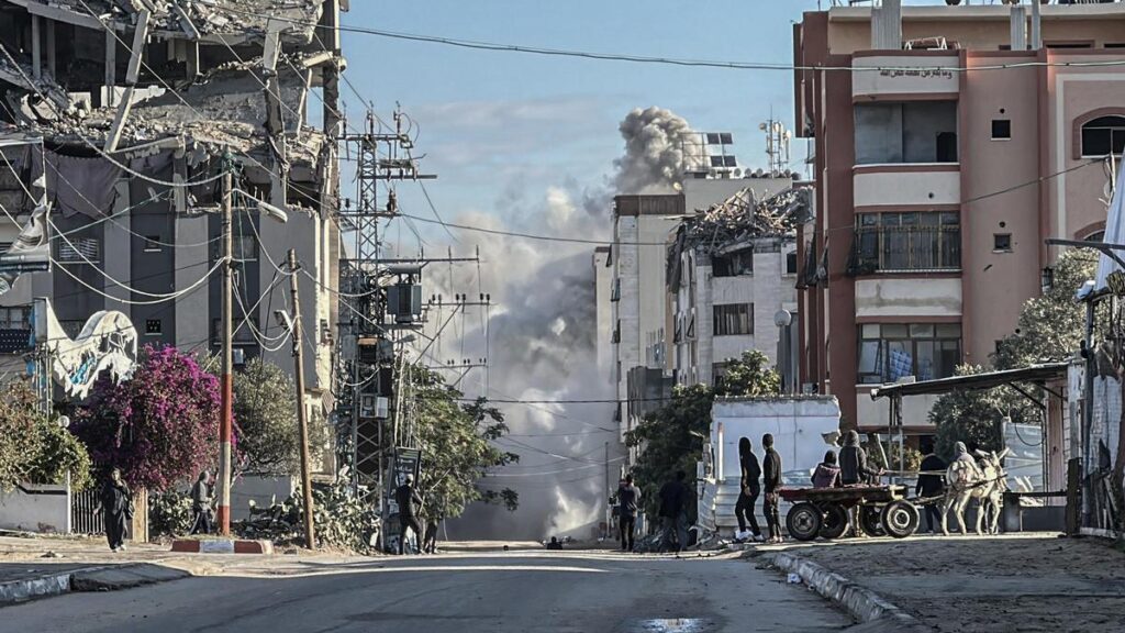 Columna de humo tras un bombardeo del Ejército de Israel contra el campamento de refugiados de Nuseirat.