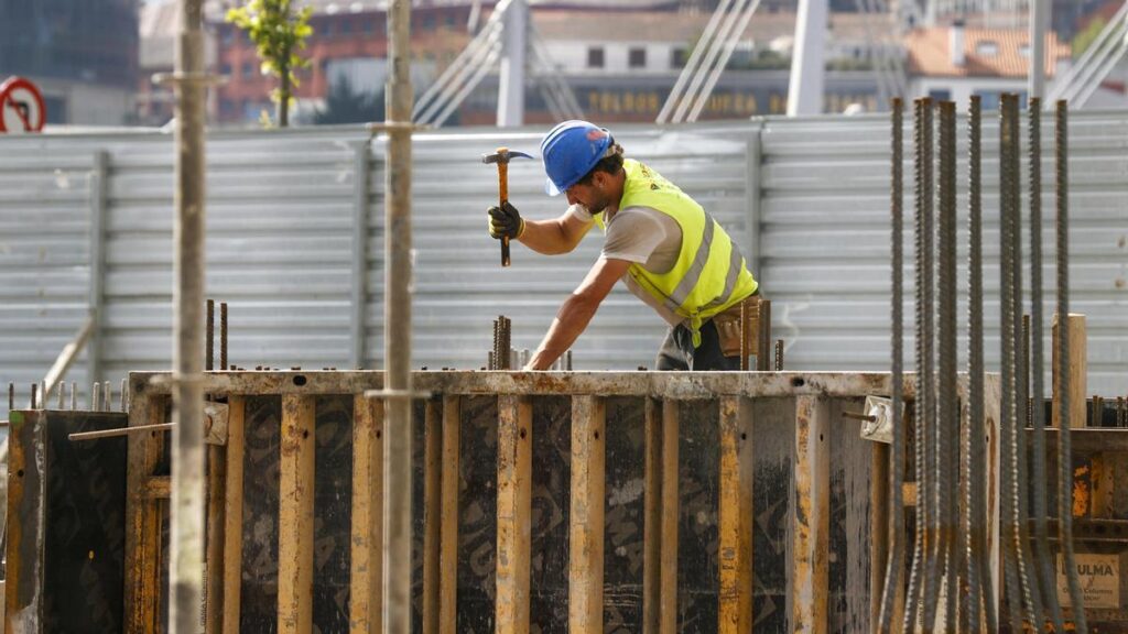 Un profesional de la construcción realizando su trabajo.
