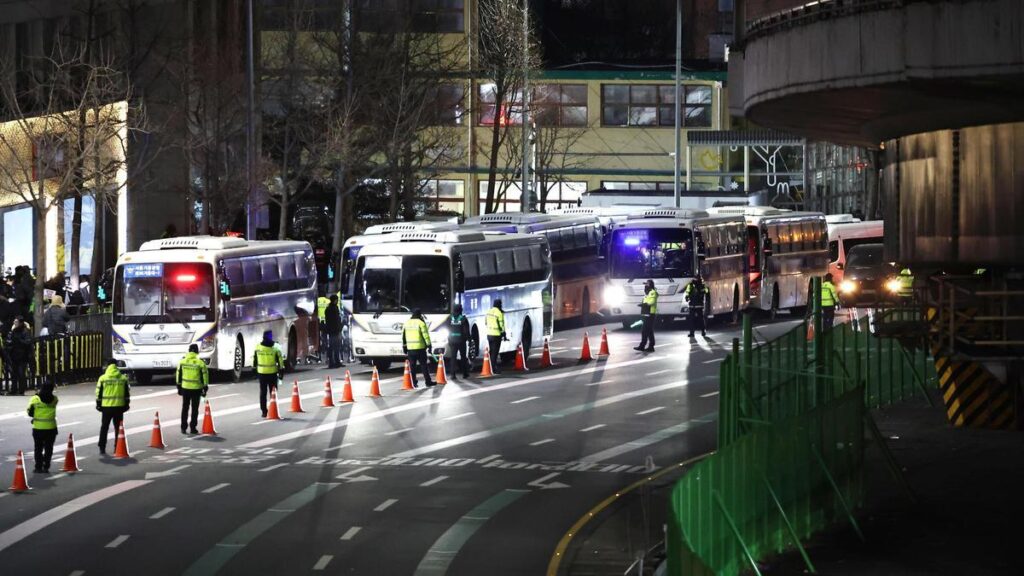 Una barricada de autobuses policiales se instala cerca de la residencia oficial del presidente destituido Yoon Suk Yeol mientras los investigadores de la agencia estatal anticorrupción abandonaban su oficina para ejecutar una orden de detención contra Yoon. Foto de archivo.