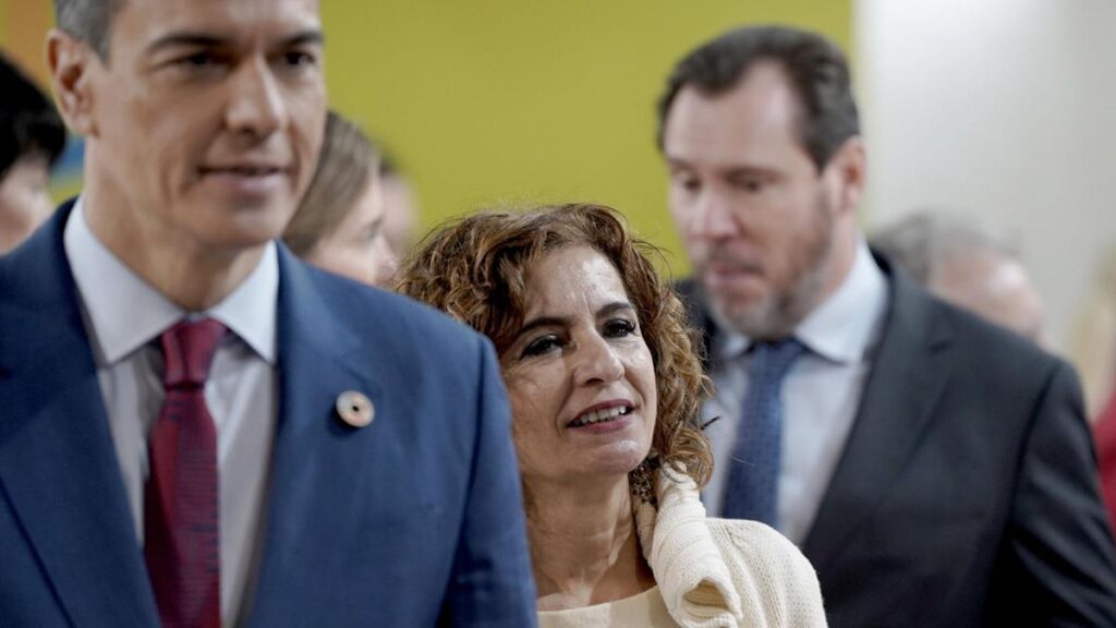 El presidente del Gobierno, Pedro Sánchez, y la vicepresidenta primeria, María Jesús Montero, durante la clausura de un acto de vivienda el pasado lunes.