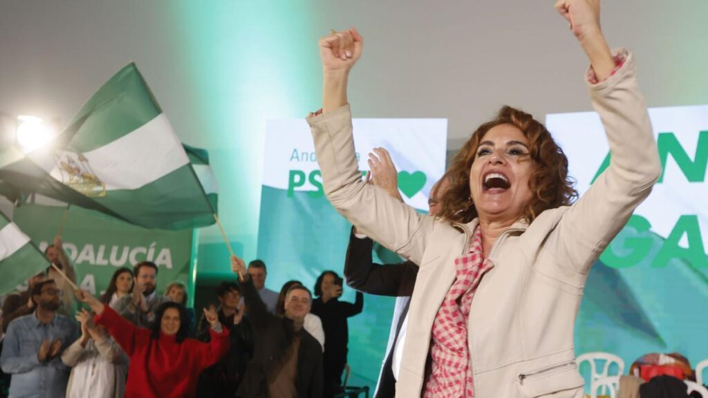 La nueva secretaria general del PSOE-A, vicepresidenta del Gobierno y ministra de Hacienda, María Jesús Montero (c), interviene en un acto en el Pabellón de la Navegación, este sábado en Sevilla.