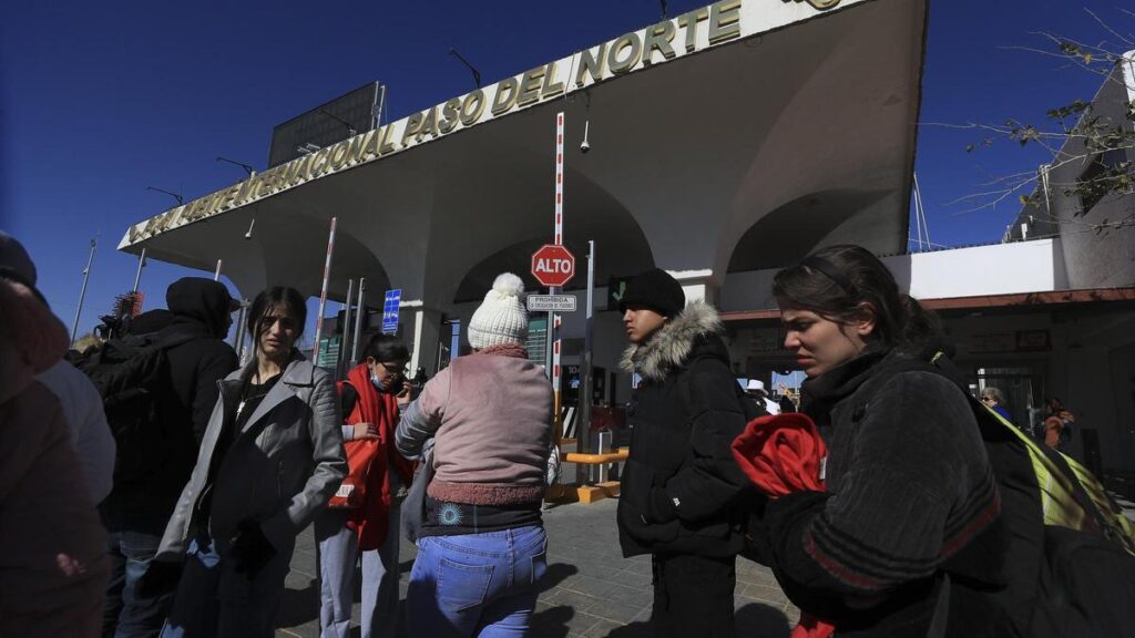 Cientos de migrantes en el limbo tras suspensión de citas en EEUU con la llegada de Trump