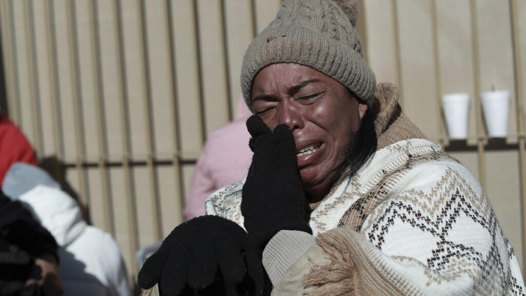Una migrante colombiana llora al ser cancelada su cita con inmigración, en Ciudad Juárez, México, tras la investidura de Trump