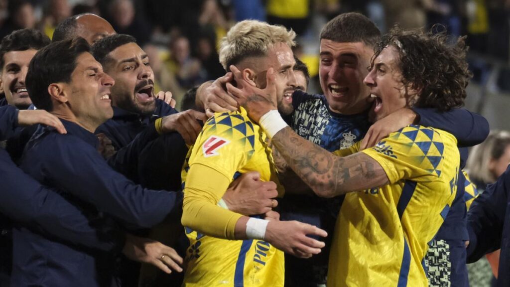 El centrocampista de Las Palmas Adnan Januzaj (3d) celebra con sus compañeros su gol ante Osasuna.