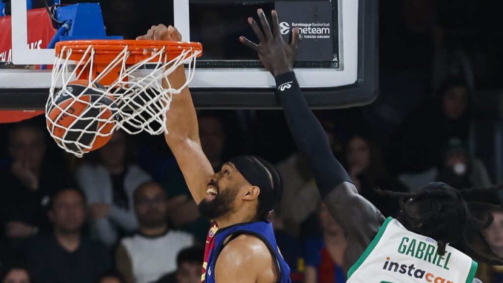 Jabari Parker encesta una canasta en el Barcelona-Panathinaikos.