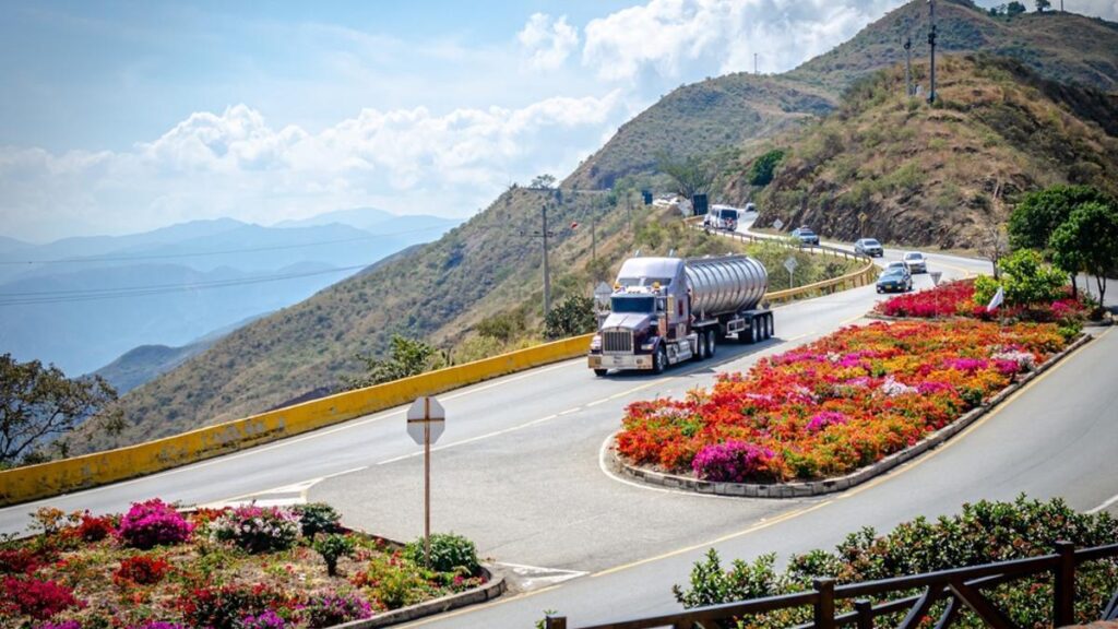Tráfico en Colombia en una carretera junto a un barranco.